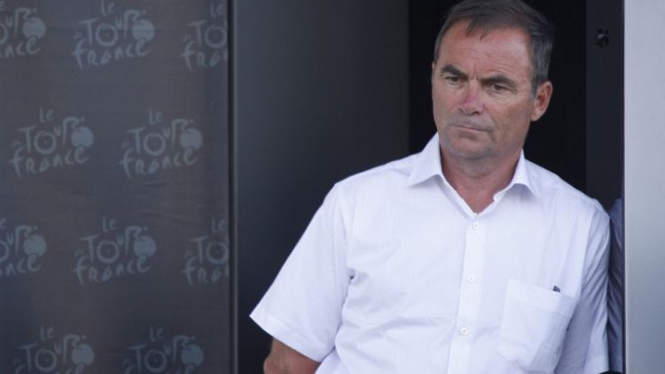 Hinault calls for riders to strike if Froome races in Tour de France