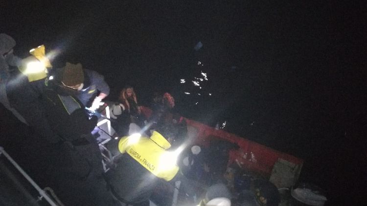 Gdf intercetta 21 migranti su due barche