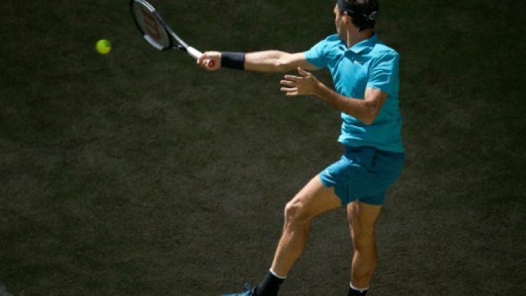 Tennis: Federer en quarts à Halle en écartant 2 balles de match face à Paire