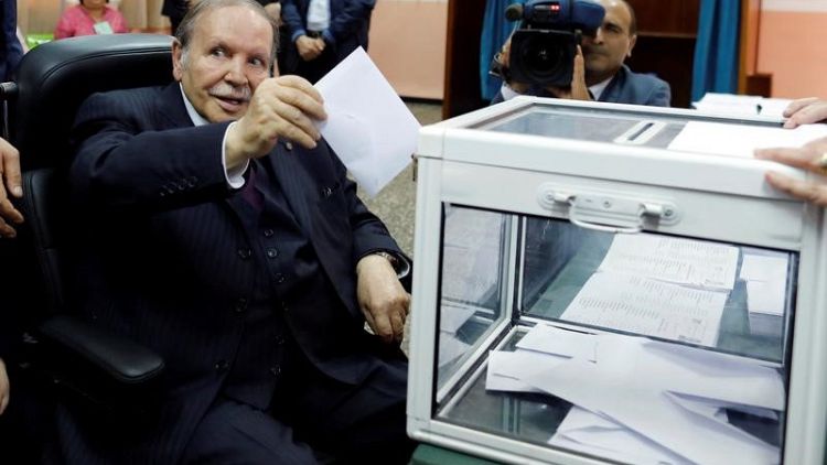 رئيس وزراء الجزائر يدعو بوتفليقة للترشح لولاية جديدة