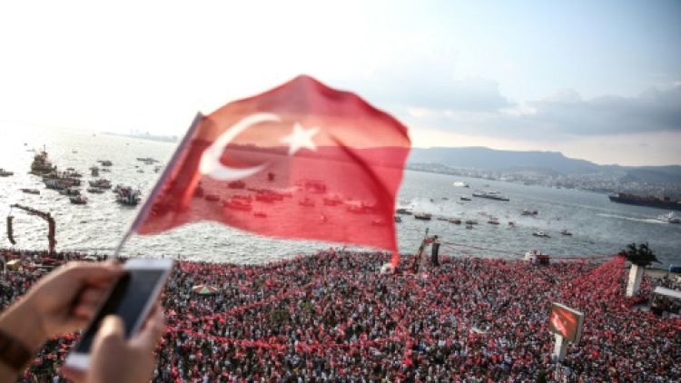 Turquie: des dizaines de milliers de supporters au meeting du principal opposant d'Erdogan 