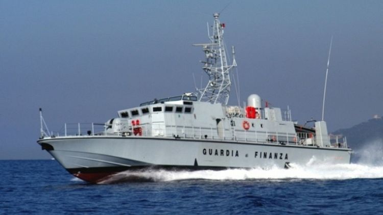 GdF recupera barca con 10 migranti