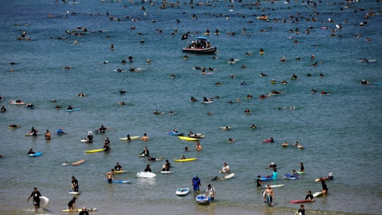 Hundreds of Israelis surf against gas rig in Guinness record bid
