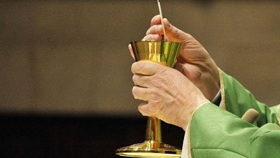 Papa: vescovi si spoglino per i poveri