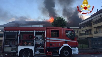 Tetto in fiamme, evacuate 30 famiglie