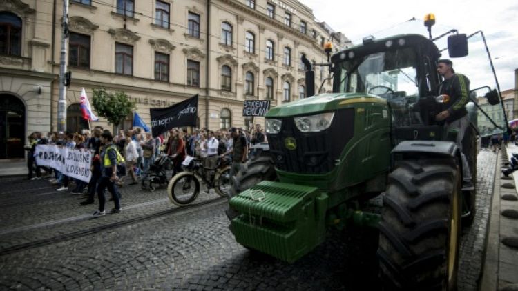 Slovaquie: des fermiers en tracteurs se joignent aux manifestants antigouvernementaux 