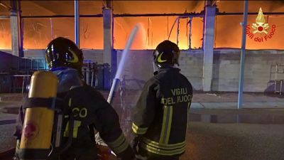 Incendio distrugge capannoni nel Comasco