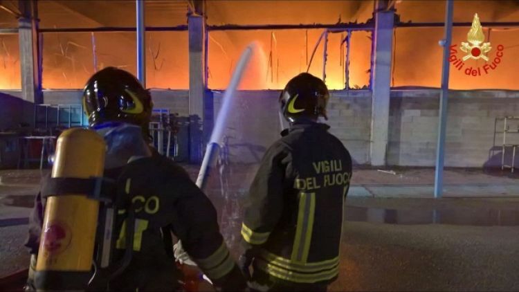 Incendio distrugge capannoni nel Comasco