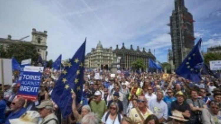 Brexit: à Londres, des dizaines de milliers de manifestants réclament un second vote