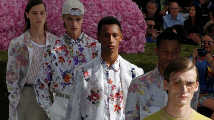 لمسات من زهور وألوان زاهية في مجموعة ديور الجديدة لأزياء الرجال