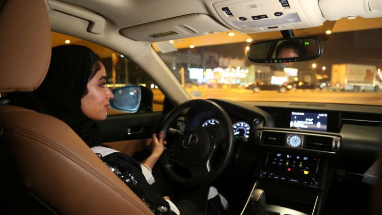 سعودية تقود سيارة رسميا لأول مرة منذ احتجاج خالتها قبل 28 عاما