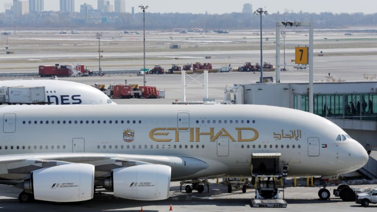 الاتحاد تبلغ طياريها بإمكانية الإعارة لمنافستها طيران الإمارات