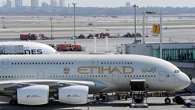 الاتحاد تبلغ طياريها بإمكانية الإعارة لمنافستها طيران الإمارات