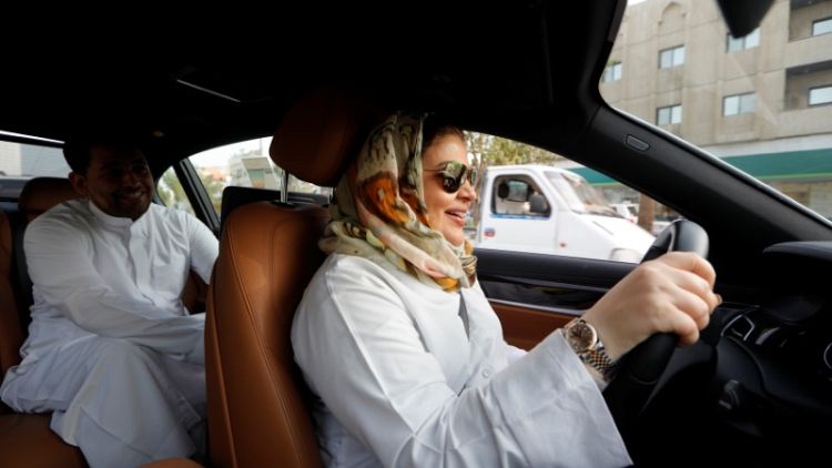 رجال سعوديون ما زالوا يرفضون قيادة المرأة للسيارة