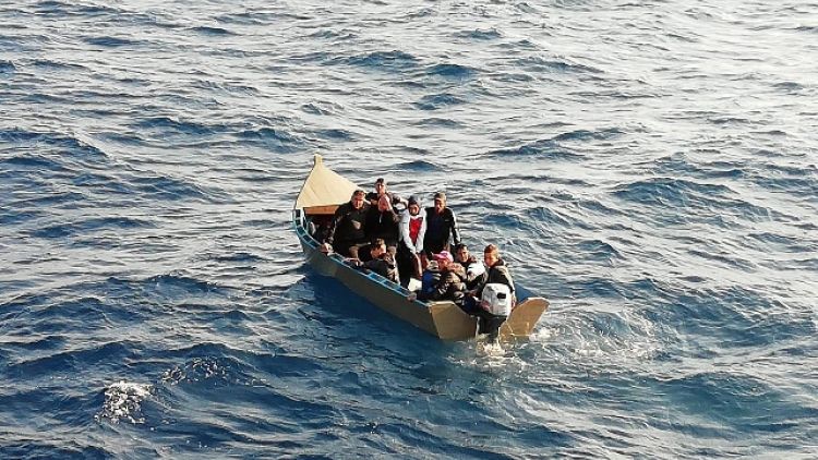 Migranti alla deriva,'li soccorra Libia'