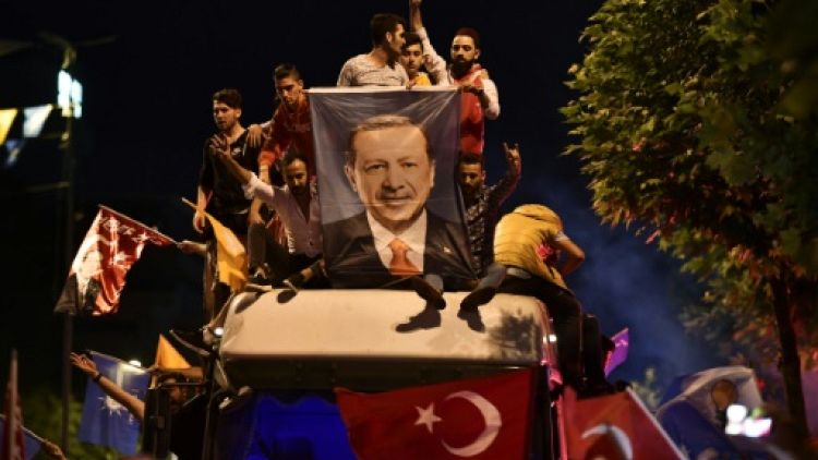 Turquie: Erdogan conforté, appels occidentaux à "renforcer la démocratie"