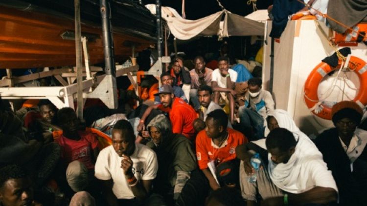 Migrants: situation confuse en Méditerranée, les navires en quête de solution
