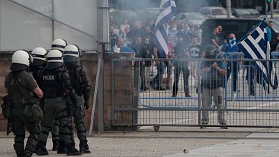 يونانيون يشتبكون مع الشرطة احتجاجا على اتفاق تغيير اسم مقدونيا
