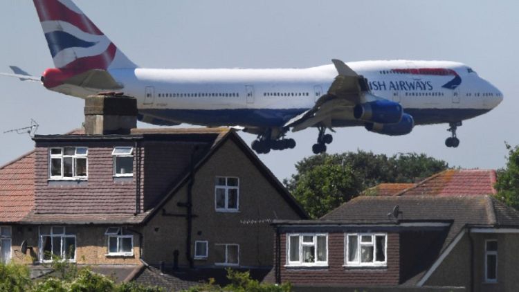 البرلمان البريطاني يوافق على توسيع مطار هيثرو بلندن