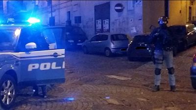 Immigrato vandalizza auto scorta giudice Immigrato vandalizza auto scorta giudice