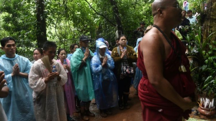 Enfants disparus en Thaïlande: prières devant la grotte