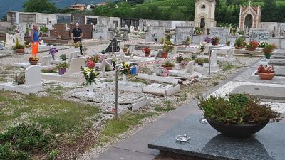 In cimitero in auto,danneggia a 10 tombe In cimitero in auto,danneggia a 10 tombe