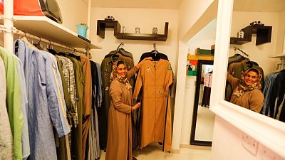 سعودية تصمم عباءات لأسلوب حياة أكثر حرية