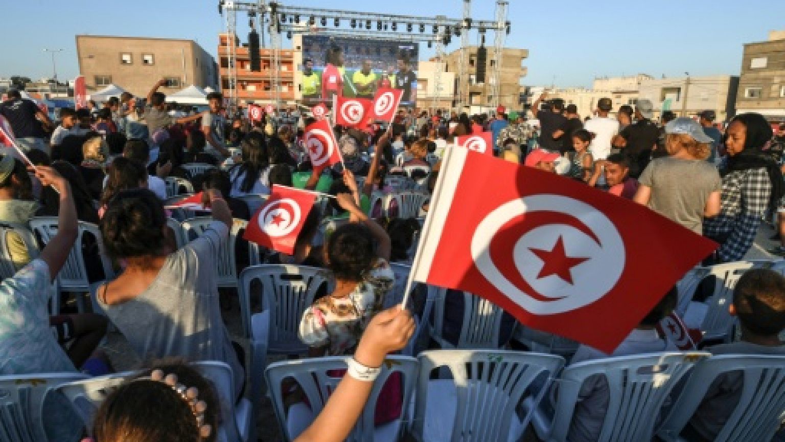 Mondial-2018: en Tunisie, un écran géant pour faire du foot une fête en famille
