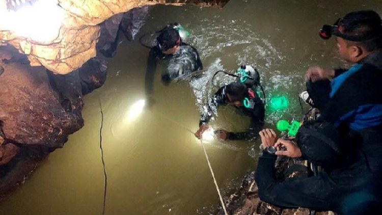 Enfants piégés dans une grotte en Thaïlande: les plongeurs réussissent à approcher