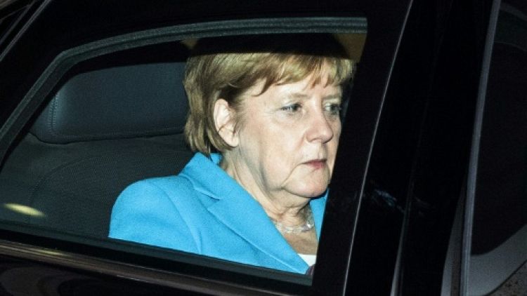 Migrants: Merkel empêtrée dans une crise politique en Allemagne