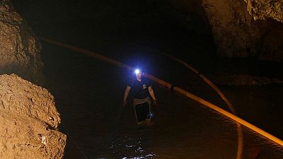 غواصون تايلانديون يحاولون العثور على صبية مفقودين في كهف غمرته المياه