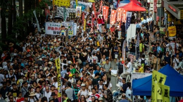 Hong Kong: des milliers de manifestants malgré la pression croissante des autorités Hong Kong: des milliers de manifestants malgré la pression croissante des autorités