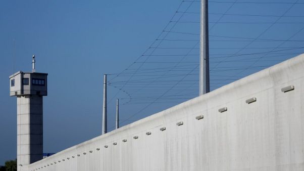 مجرم شهير يهرب بطائرة هليكوبتر من سجن بفرنسا مجرم شهير يهرب بطائرة هليكوبتر من سجن بفرنسا