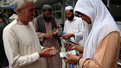 فرص سانحة لتجار العملة الأفغان مع ظهور أثر عقوبات إيران في الأفق