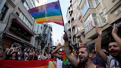 المثليون في اسطنبول ينظمون تجمعا صغيرا بعد حظر المسيرة السنوية