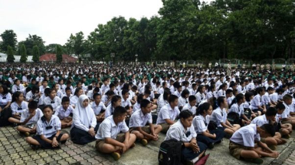 Thaïlande: des écoliers attendent leurs camarades disparus dans une grotte Thaïlande: des écoliers attendent leurs camarades disparus dans une grotte