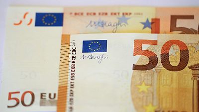اليورو ينزل بفعل النزاعات التجارية والتطورات السياسية بألمانيا