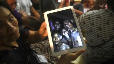 En Thaïlande, les enfants piégés dans une grotte retrouvés "sains et saufs" En Thaïlande, les enfants piégés dans une grotte retrouvés "sains et saufs"