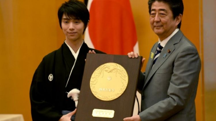 A 23 ans, le patineur japonais Hanyu reçoit les honneurs nationaux