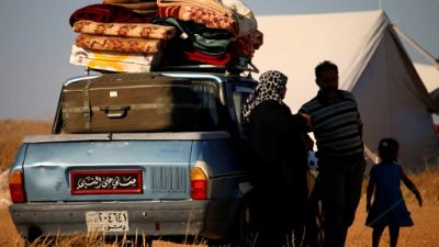 Dans le sud syrien, des déplacés échoués près d'une frontière fermée Dans le sud syrien, des déplacés échoués près d'une frontière fermée