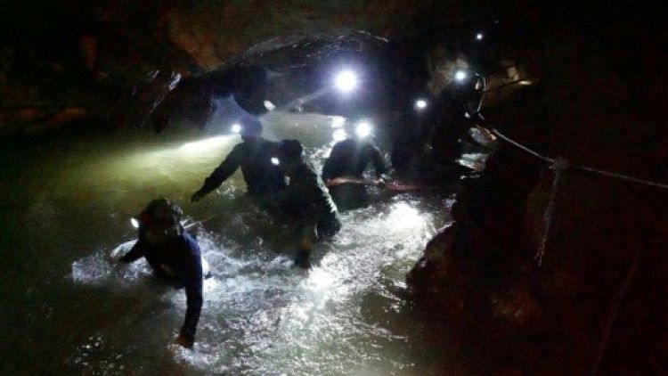 Enfants en Thaïlande: plus de 9 jours prisonniers d'une grotte