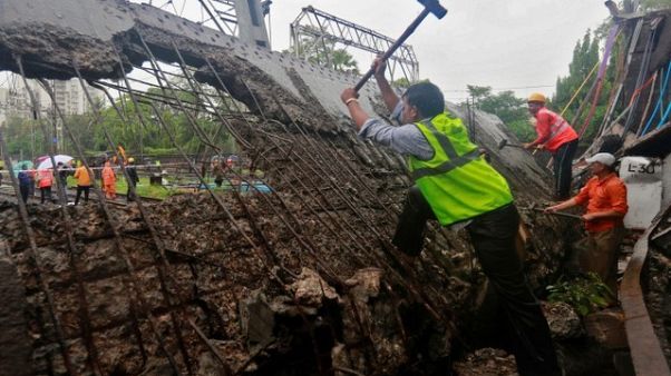 أمطار غزيرة تثير حالة من الفوضى في مومباي بالهند أمطار غزيرة تثير حالة من الفوضى في مومباي بالهند