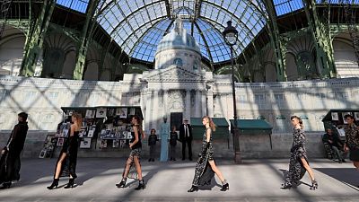 شانيل تحتفي بمعالم باريسية شهيرة في مجموعة أزياء جديدة