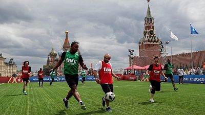 مهاجرون من آسيا وأفريقيا يلعبون الكرة في الساحة الحمراء بموسكو