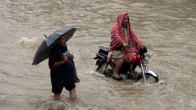 مقتل 6 بسبب أمطار قياسية حولت شوارع مدينة باكستانية إلى أنهار