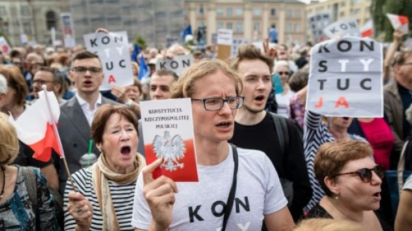 Conflit autour de la Cour suprême en Pologne: Walesa rejoint les partisans des juges Conflit autour de la Cour suprême en Pologne: Walesa rejoint les partisans des juges