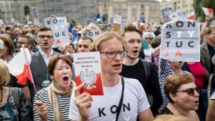 Conflit autour de la Cour suprême en Pologne: Walesa rejoint les partisans des juges  