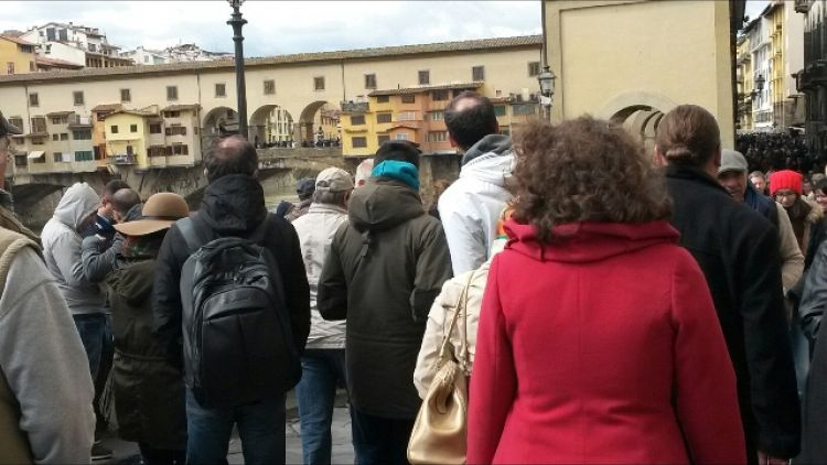 Turista 56enne imbratta Ponte Vecchio