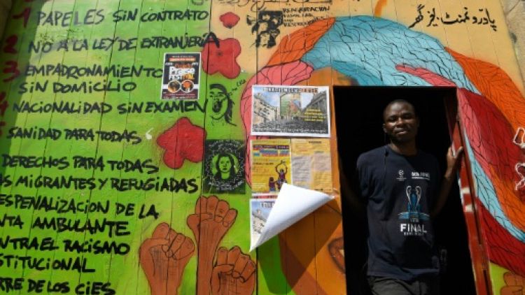 Travail au noir et squat: le quotidien de deux migrants à Barcelone