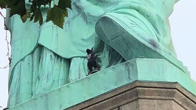 القبض على امرأة لتسلقها قاعدة تمثال الحرية في نيويورك